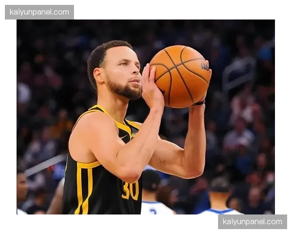 特写瞬间：库里超远三分绝平后，与追梦格林撞胸庆祝